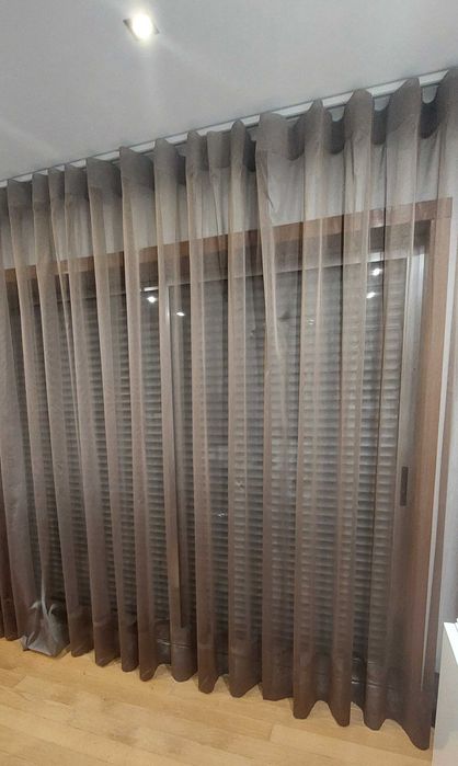 Duas cortinas cor castanho