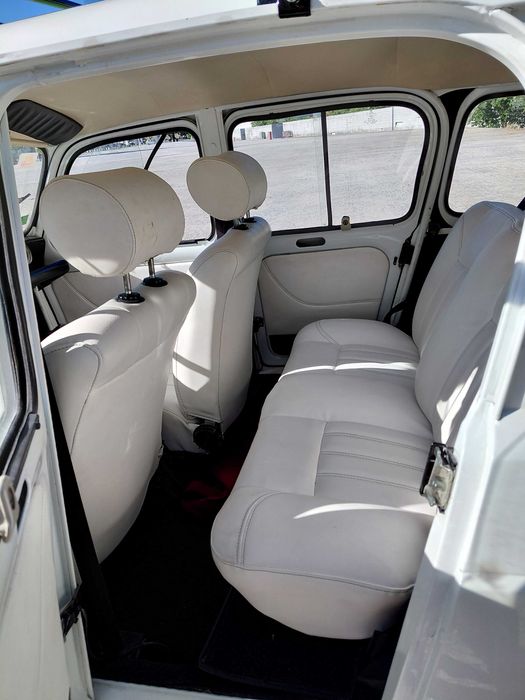 Carrinha Renault 4L restaurada