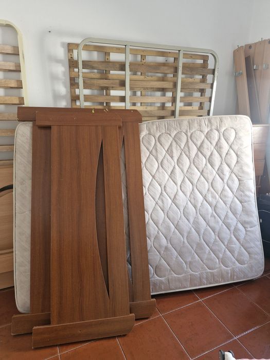 Reservado - Cama de casal c/colchão e estrado e duas mesas de cabeceira