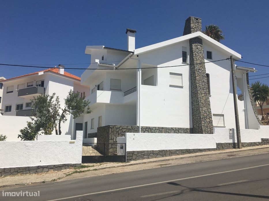 Moradia bi-familiar independente à venda na Charneca de Caparica.