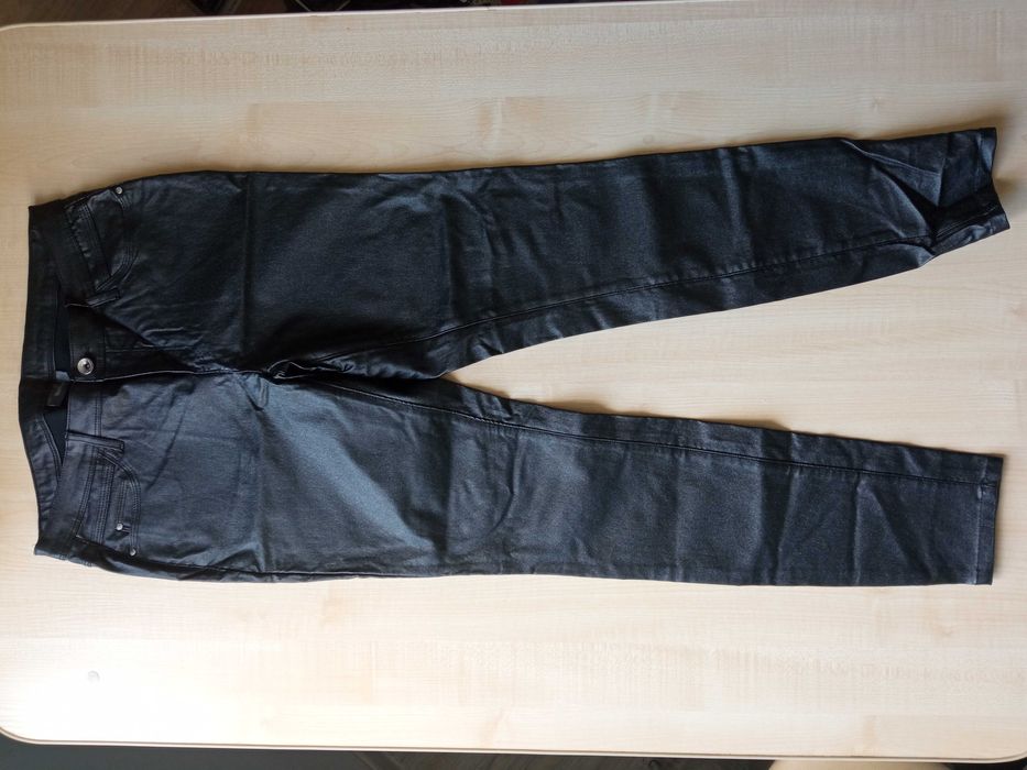 Damskie czarne błyszczące spodnie rurki Yesscia C&A 40 L