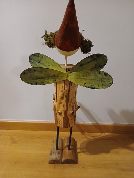 Boneca decorativa em metal e madeira