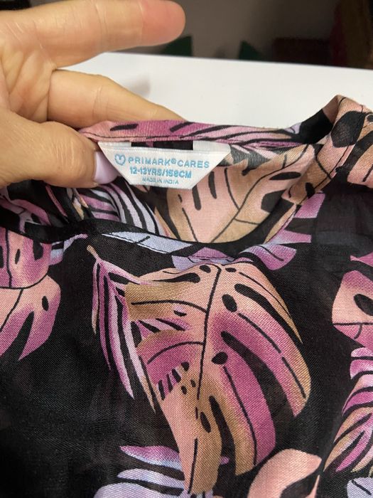 Tres fatos de banho e dois vestidos de praia