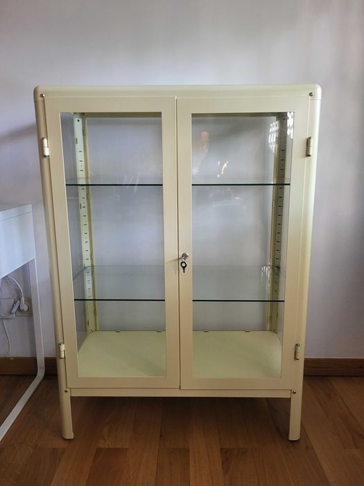 Vitrina amarela IKEA