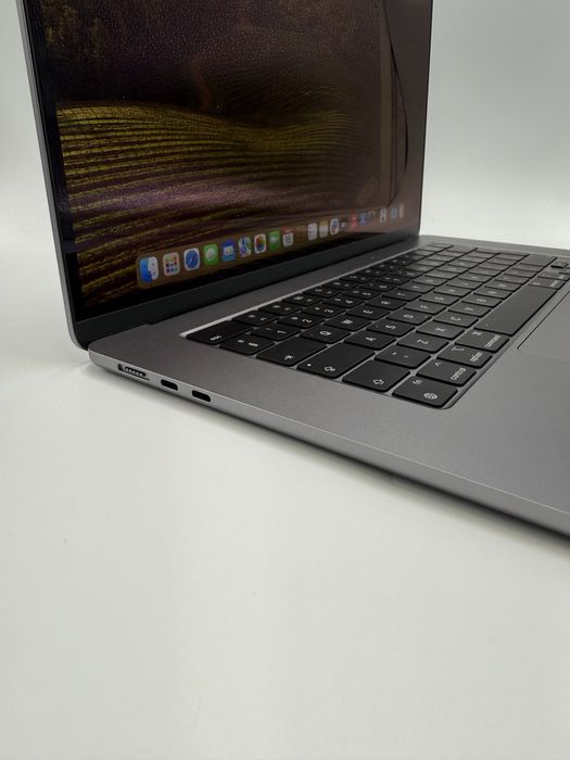 Macbook air m3 8GB 256 SSD 15.3