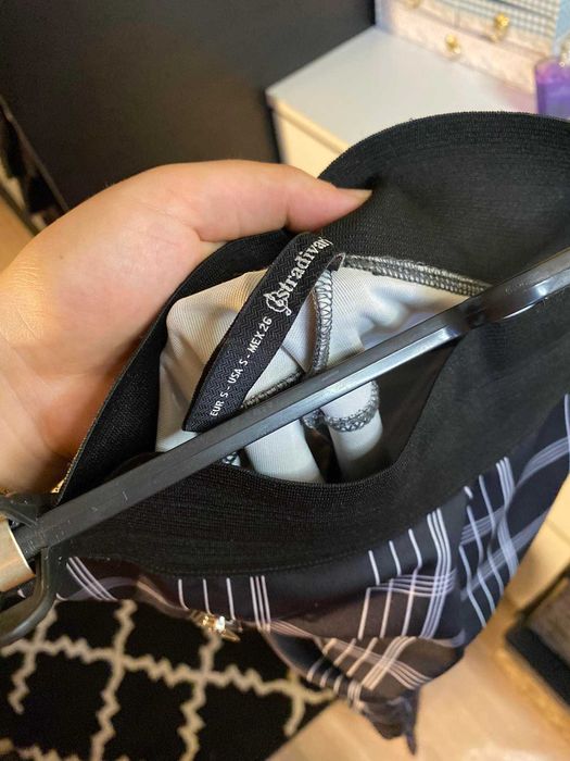 Czarno białe spodnie legginsy w kratkę z suwakami śliskie Stradivarius