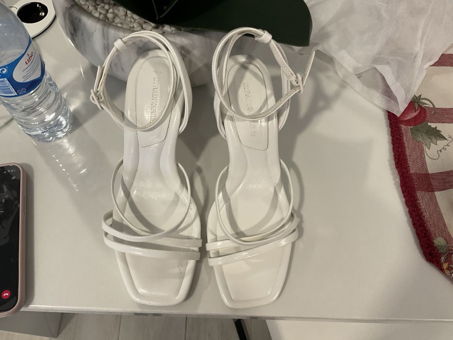 Sapatos de salto alto brancos