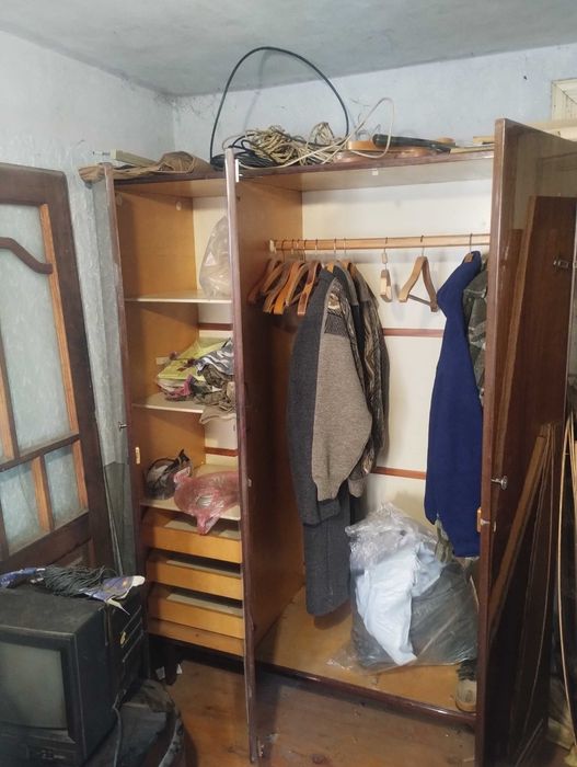 ВІДАМ БЕЗКОШТОВНО  меблі є стінка тумбочки