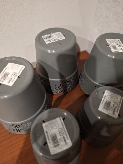 Osłonki / doniczki szare plastikowe