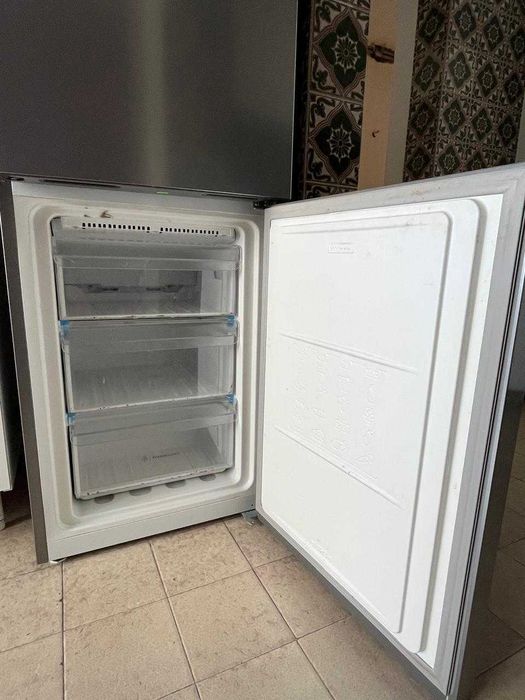 Frigorífico Combinado INDESIT Push&Go > GARANTIA ATÉ 2028