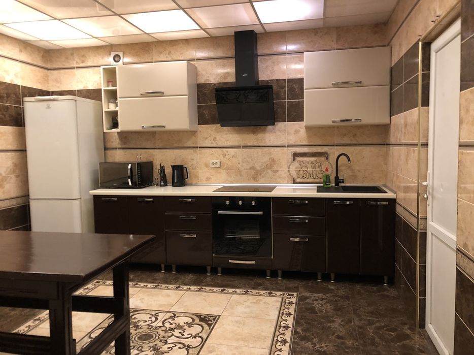 Великий будинок, лазня , басейн.