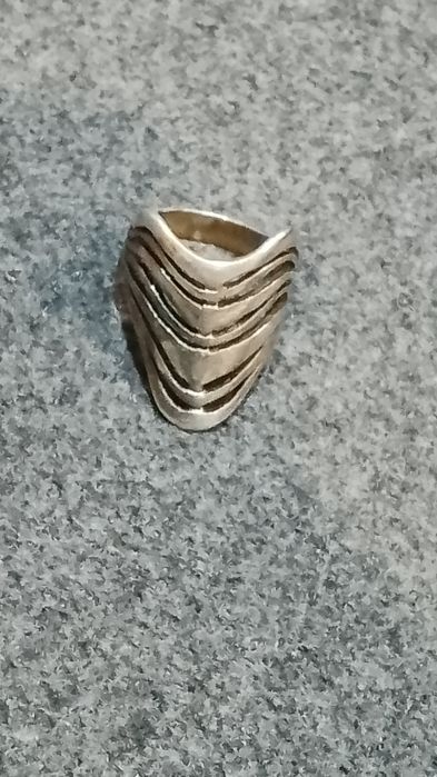 Srebrny pierścień ciekawy wzór