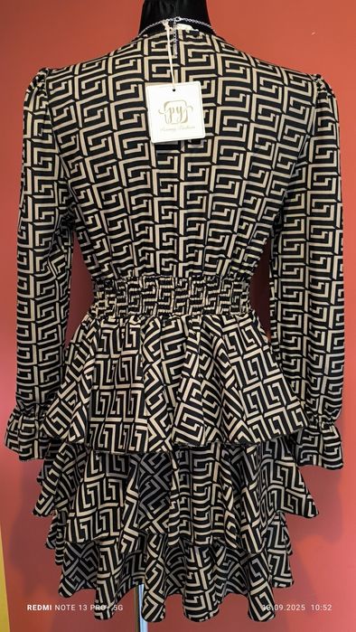 Fajna sukienka dekolt falbany