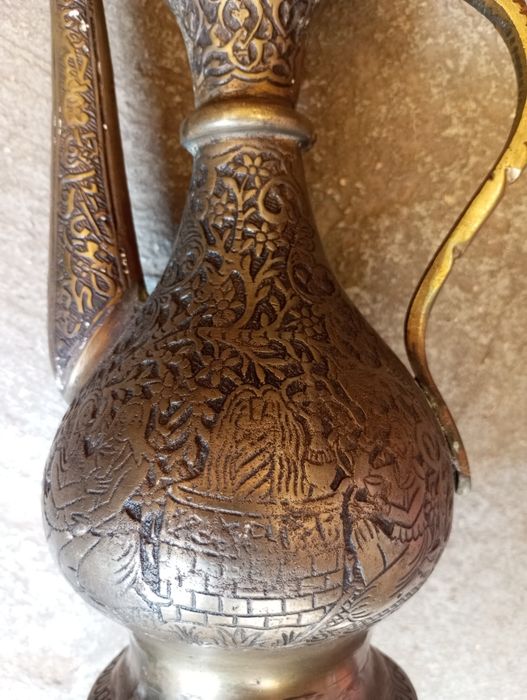 Ciężki dzban z brązu z bogatym ornamentem - 31 cm
