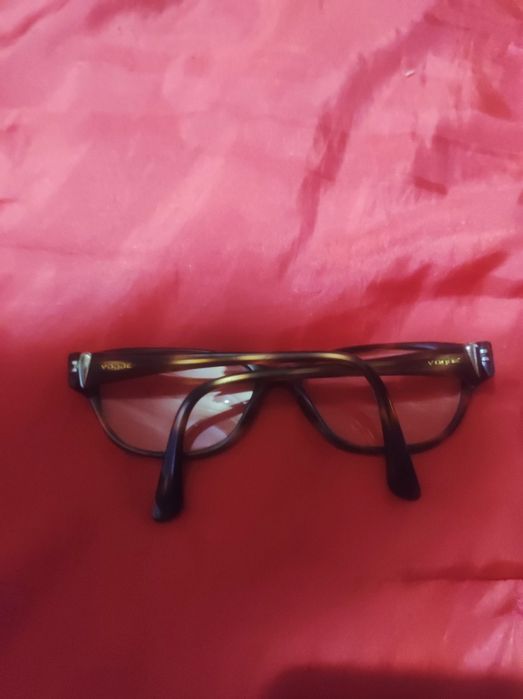 Armação vogue em bom estado .