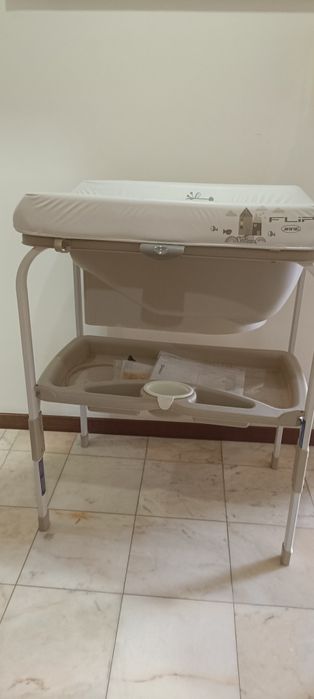Muda fraldas com banheira incorporada