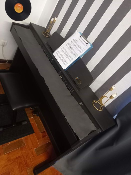 Piano digital com móvel