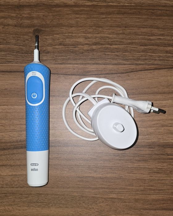 Escova elétrica Oral-B Vitality 100  Braun