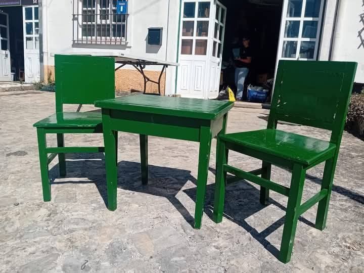 Conjunto de mesa e cadeiras de criança