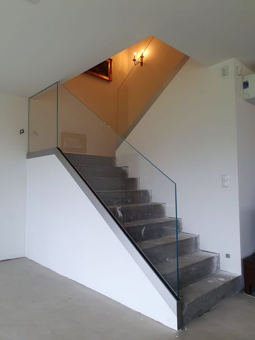 Balustrada Szklana Nowoczesna w profilu aluminiowym