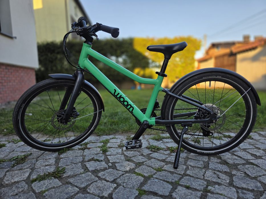 Woom 4 Explore Zielony z błotnikami i nóżką hamulce tarczowe