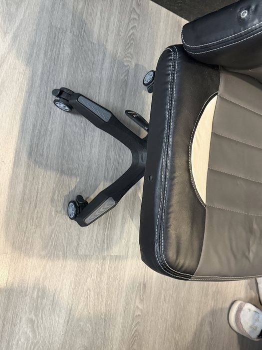 Vendo cadeira gamig e mesa todo como novo