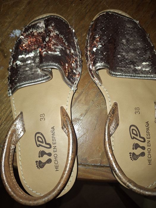 Sandalias lindas novas