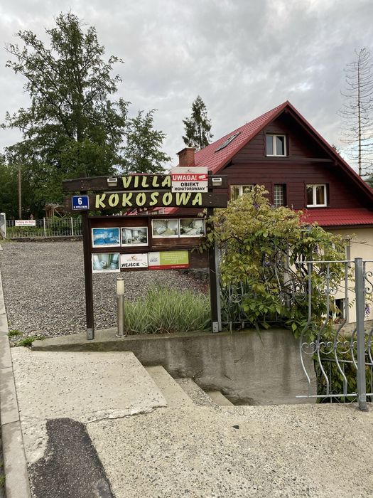 Cena 70 zl za osobę za noc  pokoj 2 odobowy 140 zl .