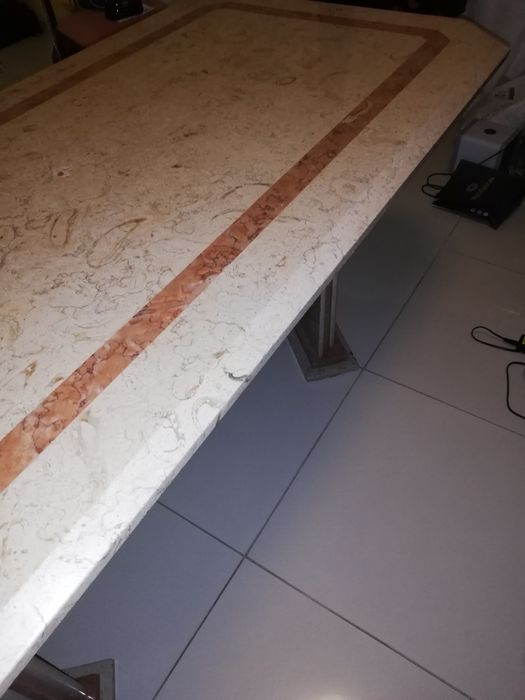 Mesa de sala em mármore rosa