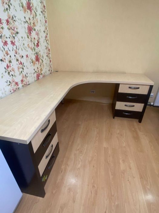 Дитячий письмовий стіл
