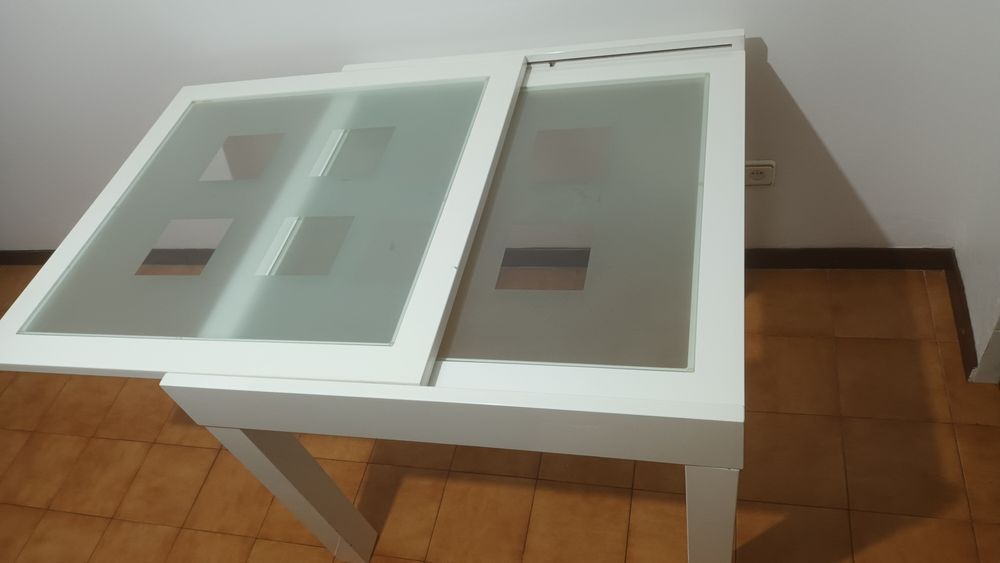 Mesa extensivel em madeira maciça e tampo em vidro