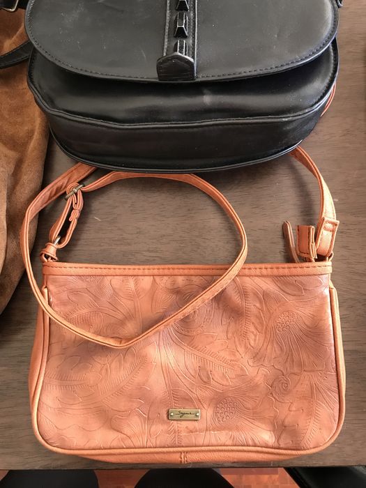 Várias malas, mochilas e carteiras | mulher