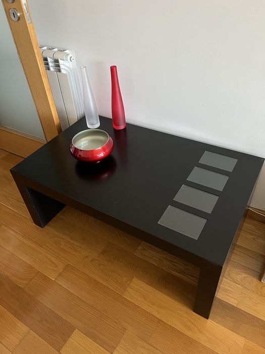 Mesa de centro em madeira maciça e espaços para fotos