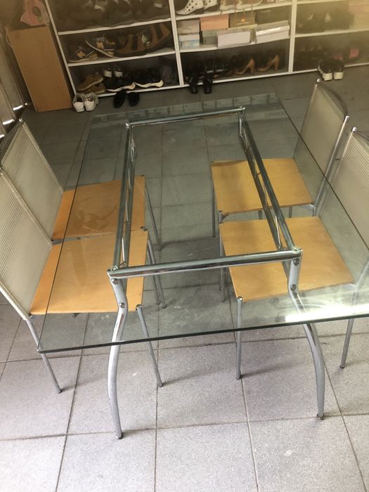 Mesa e quatro cadeiras