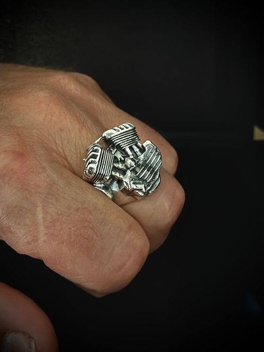 Idealny prezent .Srebrny sygnet “ śilnik Harley Davidson „ 1929-39r