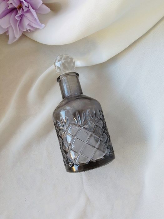 Mała ozdobna butelka z korkiem