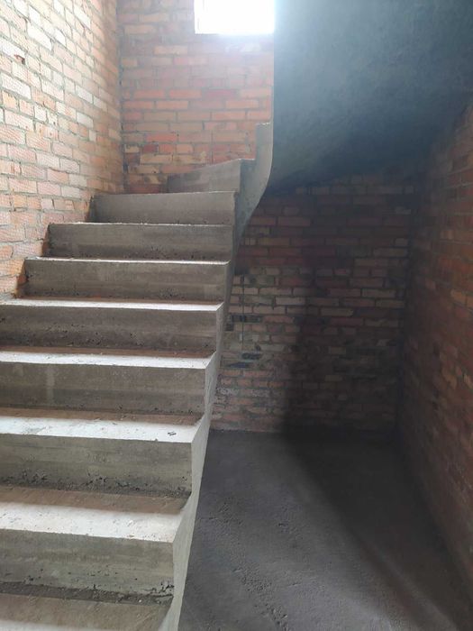 Бетонні сходи під ключ. Будь-яка складність. Якісно.