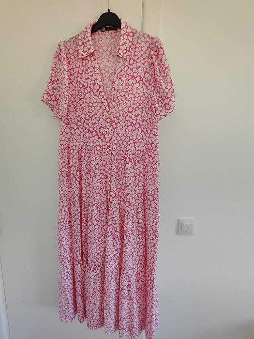 Vestido com estampado rosa e branco, com painéis da Zara