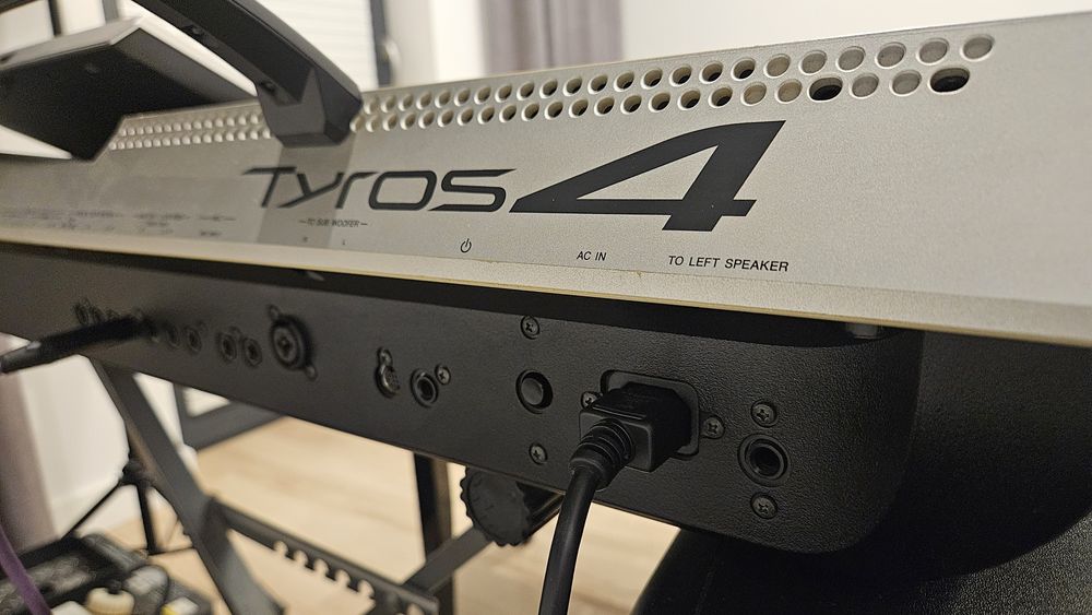 Tyros 4 stan idealny + gratisy