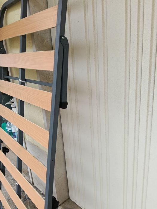 Estrado de solteiro com pés 1.83x0.90m e um de casado 1.88x1.38, sem pés ts