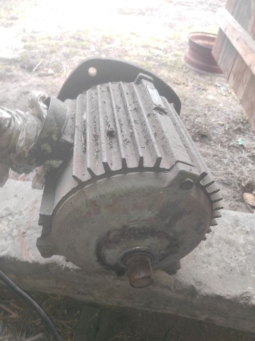 Електро двигун великий