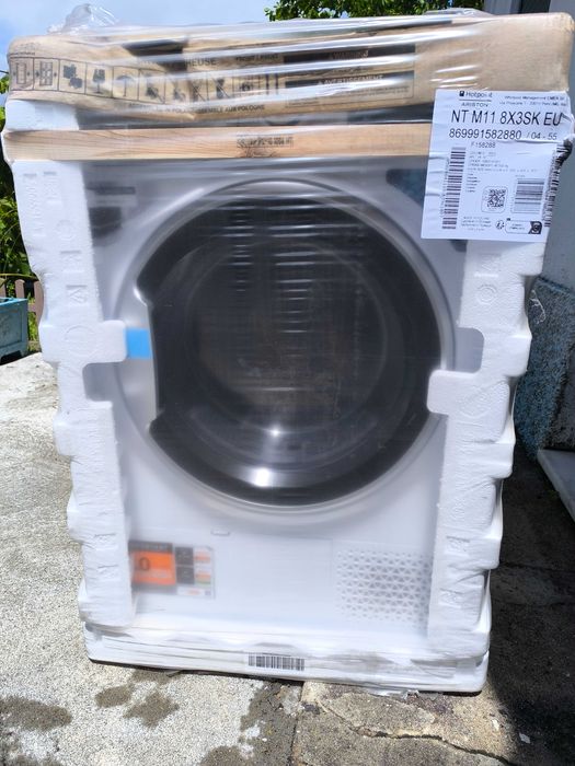 Máquina de secar roupa Hotpoint-Ariston NT M11 8X3SK EU - Nova