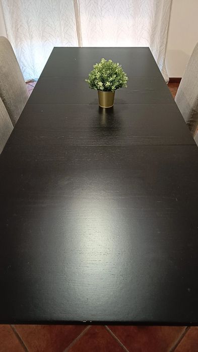 Mesa  IKEA 220x84 + 4 cadeiras. A mesa pode ficar menor. Tem duas extensões de 40x84. E se não usar as extensões a mesa mede 140x84.
