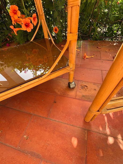 Mini bar com quatro rodas e duas cadeiras de bamboo