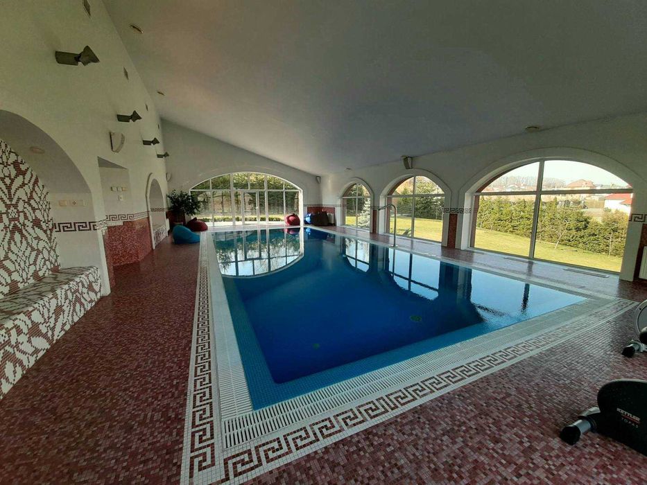 Дом 950кв. ,VIP уровня,на берегу озера, 7 спален.Бассейн с подогревом.