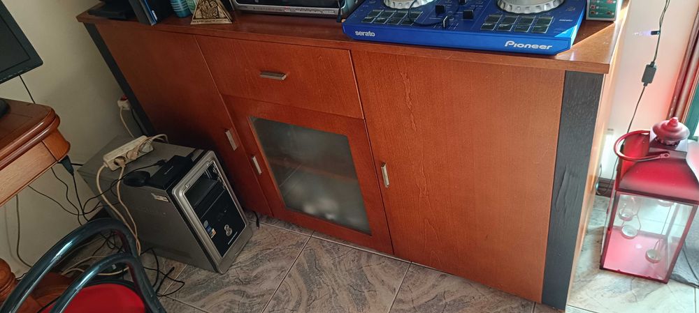 Estante de sala com cristaleira e mesa com seis cadeiras