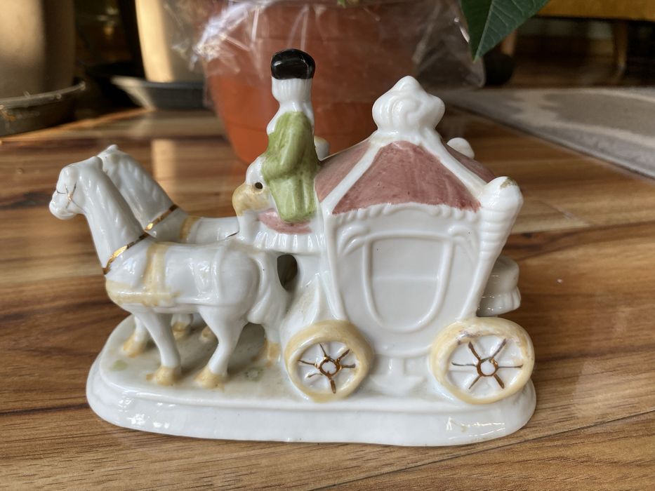 Figurka porcelanowa kareta z końmi i kopciuszkiem