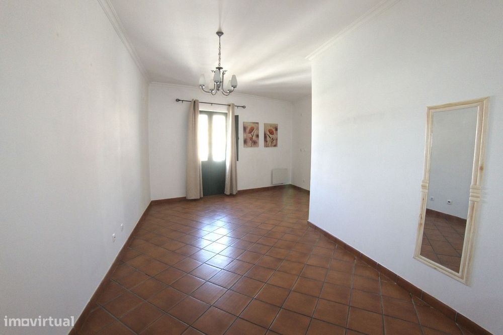 Moradia de 3 assoalhadas com terraço e sótão, em Moura