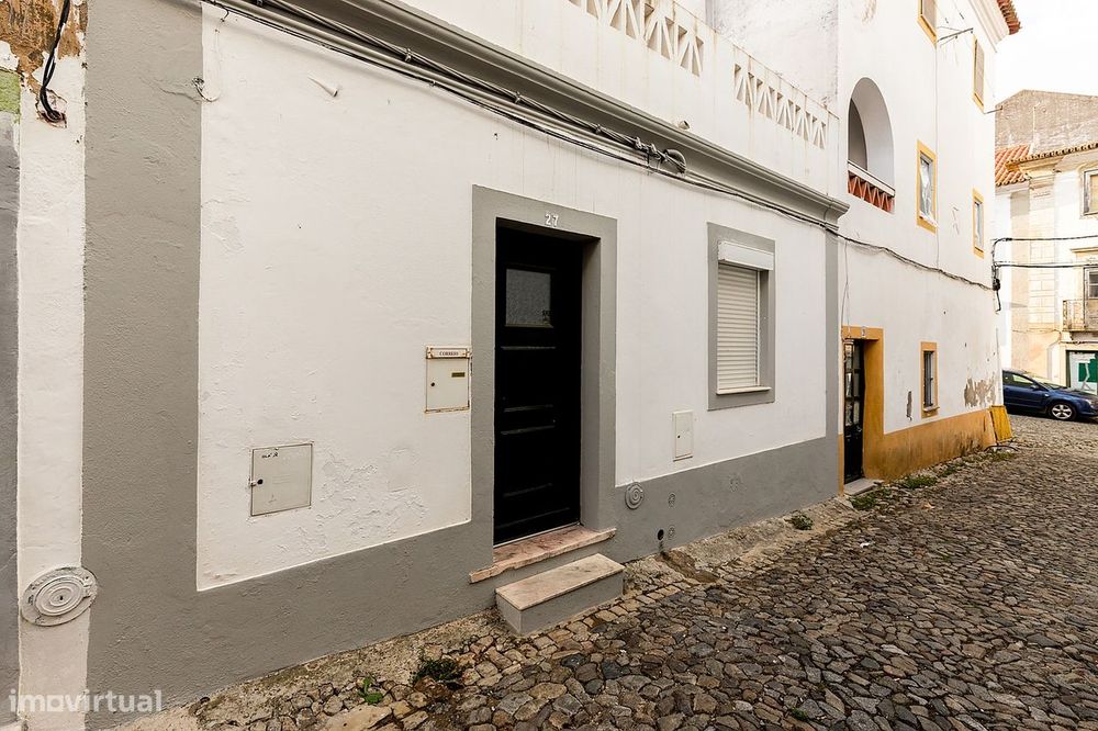 Moradia T3 de Rés do Chão e 1º Andar c/ Terraço no Centro Histórico de