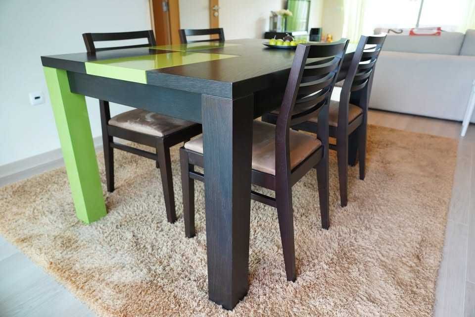 Mesa + 4 cadeiras almofadadas